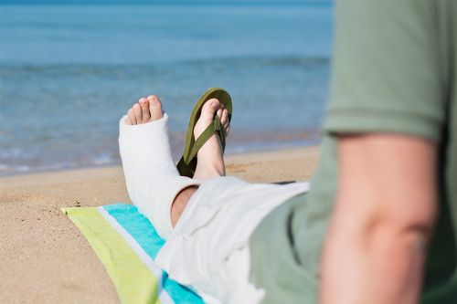 Foto: Mann mit gebrochenem Bein