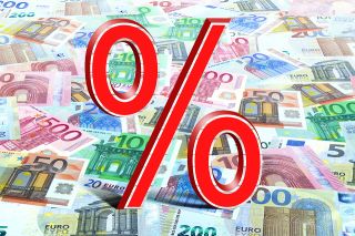 Foto: Bargeld und Prozentzeichen
