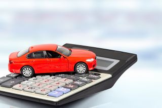 Foto: Auto und Taschenrechner